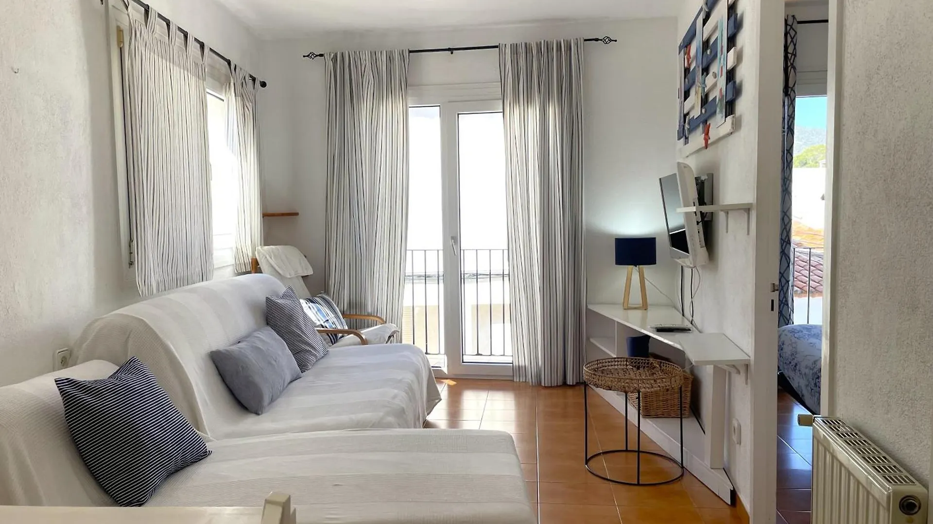 Creus - Apartment In The Center Of Town contacts